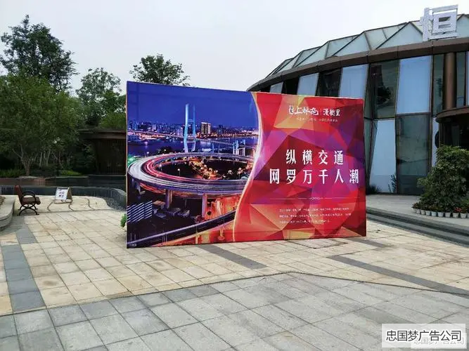 成都噴繪寫真在哪些方面體現(xiàn)出其自身的特征